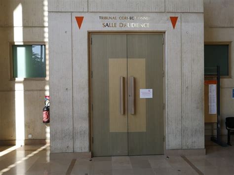 Saut à la perche : Elle avait poignardé un ami avec des ciseaux au Mans : une ...