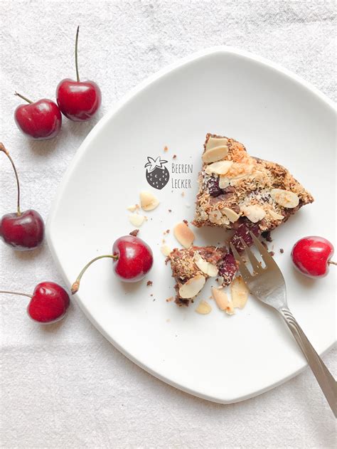 Egal ob zum kaffeekränzchen bei oma & opa, auf dem frühstückstisch oder für die liebsten kollegen und kolleginnen im büro, es ist fast magisch, wie sich jeder mundwinkel beim anblick von kuchen zu einem lächeln formt. Veganer Kirsch Schoko Kuchen zur Sommersaison | Beerenlecker