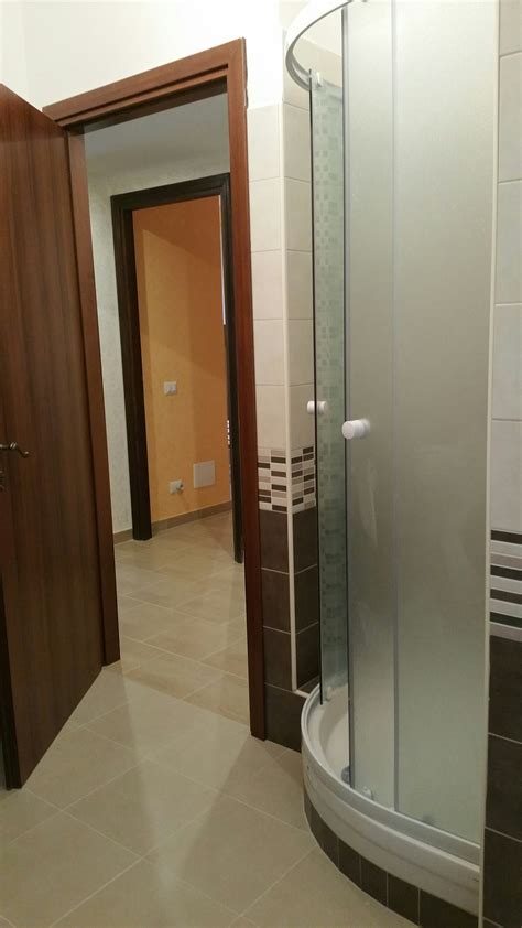 Offro stanza di 20 mq in affitto a 240 euro mensili. Camera con bagno privato vicino Garbatella a Roma | Stanze ...