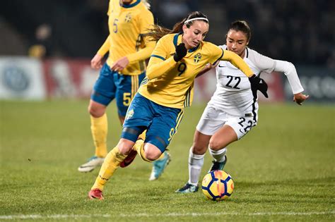 Sveriges damlandslag i fotboll klättrar en placering på ...