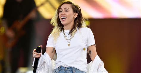 Miley Cyrus Gives Fans A First Look At The New Season Of “the Voice” Rare Country