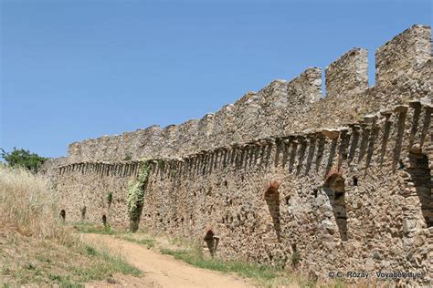 Seit vielen jahrhunderten ein beliebtes ausflugsziel. Grimaud, Burgmauern, Frankreich