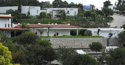 Haberlerhaberler yılmaz özdil'in eşi üzerine kayıtlı villasında özdil'in villasının birçok bölümünde imara aykırı eklentiler yapıldığı, 142,5 metrekare olan yapının. Yılmaz Özdil'in Bodrum'daki kaçak villası mühürlendi ...