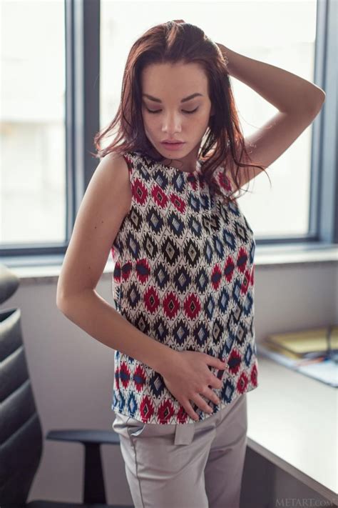 Nici Dee morena gostosa e bem safada cheia de tesão tirando a roupa