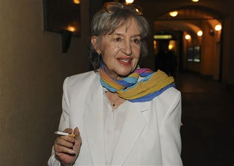 Při příchodu babi běty (nina divíšková) a jejího přítele františka (radoslav brzobohatý) slyšíme, že rodina dvořákových sleduje v televizi tři oříšky pro popelku (1973). Fotogalerie: Nina Divíšková