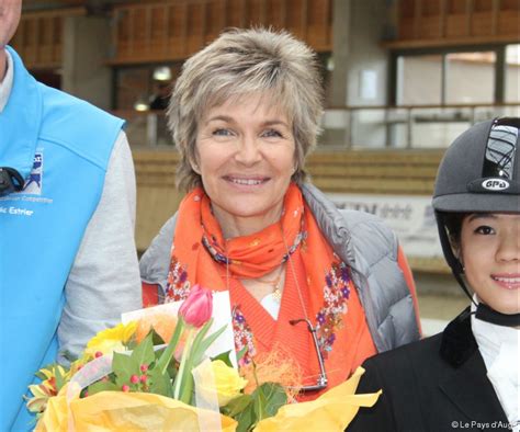 Elle débute dans la chanson lorsque la production qui s'occupe de la série télévisée pause café lui demande d'en enregistrer les génériques de début et de fin. Une ''pause café'' avec Véronique Jannot | Le Pays d'Auge