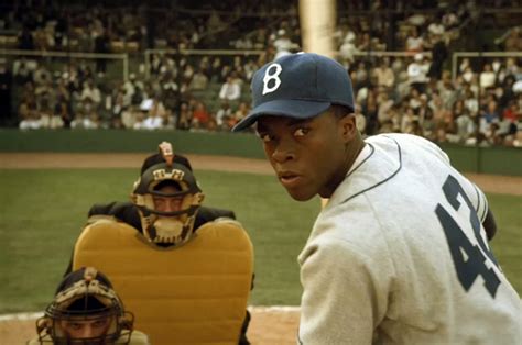 42, abd beyzbol büyük liginin ilk siyahi oyuncusu jackie robinson'un brooklyn dodgers takımı için oynarken çektiği zorlukları anlatan bir spor biyografisi. 42 movie review & film summary (2013) | Roger Ebert