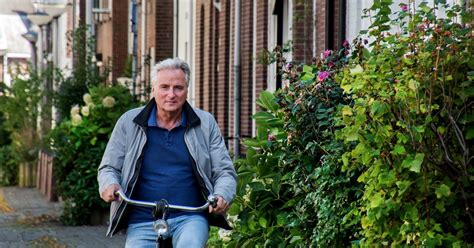 However the cons are there are no real brokers to answer your questions, if you have a i use the robinhood trading app from time to time. Hans Smolders is soms een beetje Robin Hood | Tilburg | bd.nl