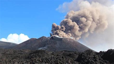 An ancient shield volcano at its base, and the younger. Nueva erupción del Etna, el volcán activo más alto de Europa