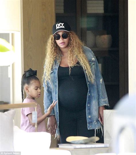 Pregnant Beyonce Looks Tired While Shopping With Blue Ivy Daily Mail