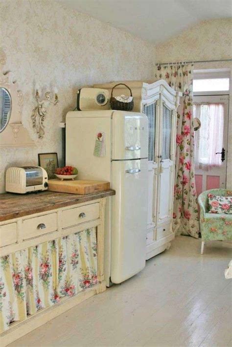 In italiano la parola shabby può essere tradotta come i colori dominanti per creare un perfetto bagno in stile shabby chic, che si tratti della pittura delle pareti o della scelta delle piastrelle, vanno dalle. Arredare una cucina in stile shabby chic | Camera da letto ...