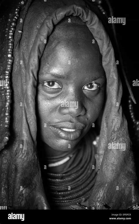 Himba Junge Frauen Schwarzweiß Stockfotos Und Bilder Alamy