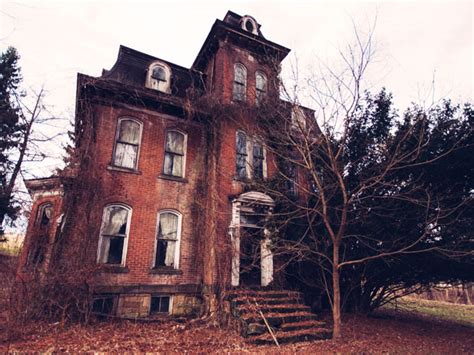 8 Real Haunted Houses You Can Actually Visit America S Most Haunted