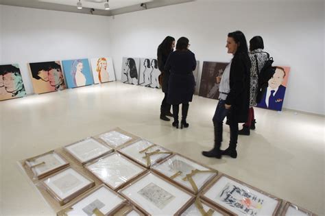 Ilustradores Aragoneses Comienza El Desembalaje De La Exposición De Warhol