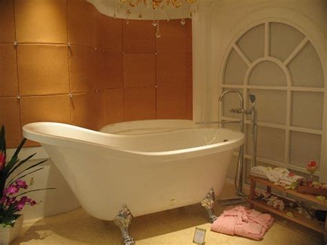 In the fiberglass tub, a type of resin, shining material, known as gelcoat is laid on the top of fiberglass. The Different Types of Bathtubs | Perfect Bath Canada