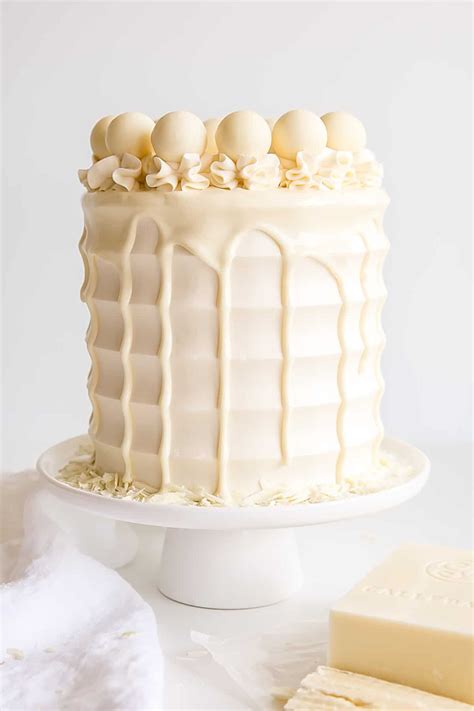 Black forest cake ,decorated with whipped cream and cherries schwarzwald pie, dark chocolate and cherry dessert on a white wooden background. White Chocolate Cake en 2020 | Chocolat blanc, Gâteaux ...