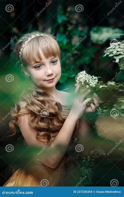 Linda Garota De 11 Anos Com Cabelo Louro Longo Em Flores Da Hydrangea