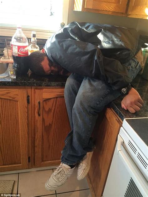 Hilarious Photos Reveal Drunken People Sleep Anywhere Daily Mail Online