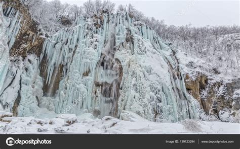 Plitvice Lakes Winter Large Waterfall — Stock Photo © Dbajurin 139123294