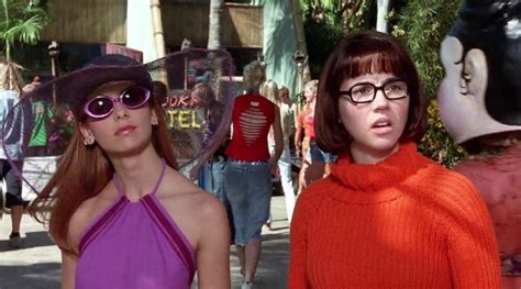Sarah Michelle Gellar And Linda Cardellini In Scooby Doo 2002
