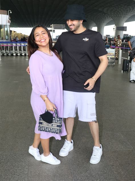 Neha Kakkar Rohanpreet Singh Set Couple Goals At Airport