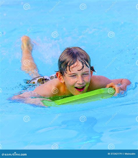 Jugendlich Jungenschwimmen Im Pool Stockbild Bild Von Junge Lachen