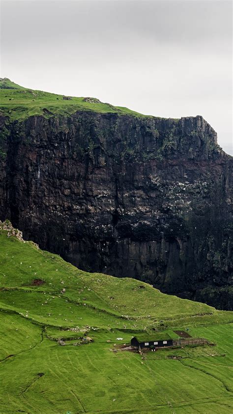 Farmhouse in dramatic surroundings on Faroe Islands | Windows 10 ...