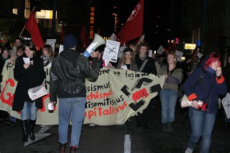 Zu einer erlaubten kundgebung am ballhausplatz sind am samstag keine demonstrierenden gekommen, berichten örtliche medien. Wien: Erfolgreiche Demonstration gegen Rassismus und ...