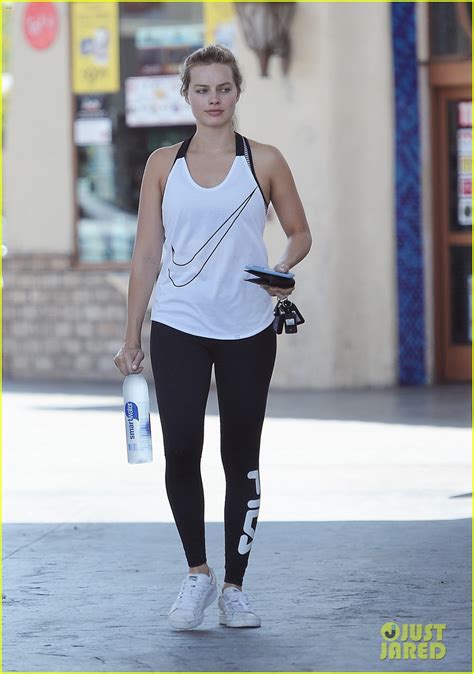 Margot Robbie Goes Makeup Free For A Trip To The Gym Photo 3911984 Photos Just Jared