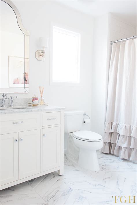 Simple Design Tips For All White Bathrooms The