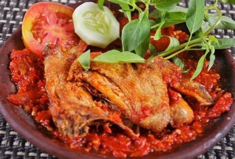 Ayam goreng ungkep tradisional ini bikin makan makin enak dan nagih. RESEP MASAKAN AYAM GORENG SAMBAL TOMAT ENAK | Resep Masakan
