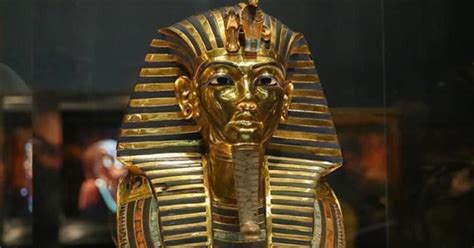Tutankhamuns Exhibit Opens In London Before Moving To Final