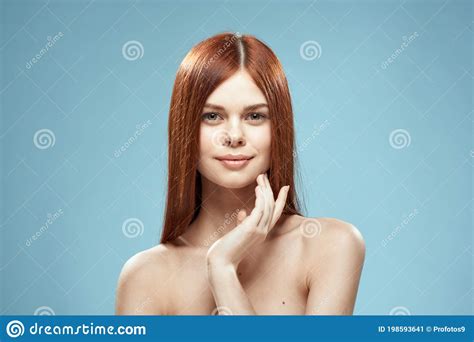 Mujer Con Hombros Desnudos Pelo Largo Cuidado De Peinado Encanto Fondo Azul Imagen De Archivo