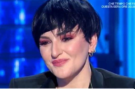 What does it have to do with the people disappearing from arisa's school. Arisa: Io fidanzata? Sono 9 anni che sono in trattative ...