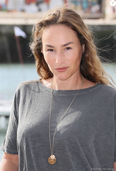 « les fragilités et les failles de rose la rendent. Vanessa Demouy - Photocall de la série Demain nous ...