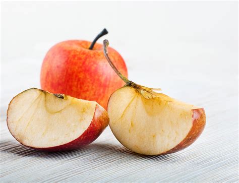 Why The Insides Of Apples Turn Brown When Exposed To Air