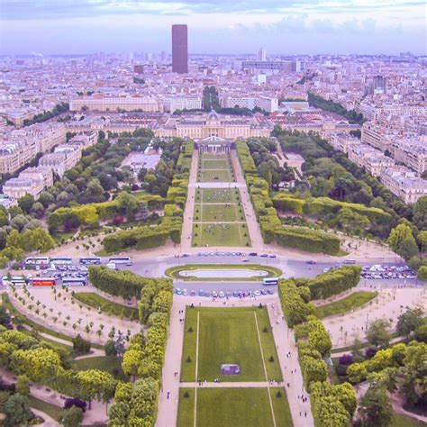 En Lo Alto De La Torre Eiffel Se Tienen Estas Vistas Panor Micas Del Campo De Marte O Champs De