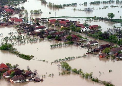 In deutschland wurde wegen anhaltendem unwetter in mehreren kreisen der katastrophenfall ausgerufen. Hochwasserschutz: Aufstocken nötig - Steigendes ...