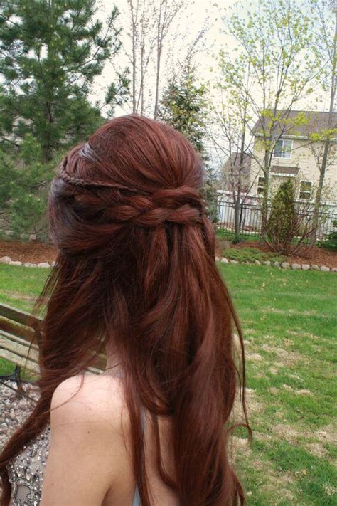 This hairstyle with pretty ringlet waves is a great choice for adding extra volume to fine hair and 'widen' a thin/angular face. Trendy Fall Hair Colors: Your Best Autumn Hair Color Guide ...