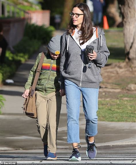 Jennifer Garner Bundles Up In Casual Clothes As She Is Seen Walking