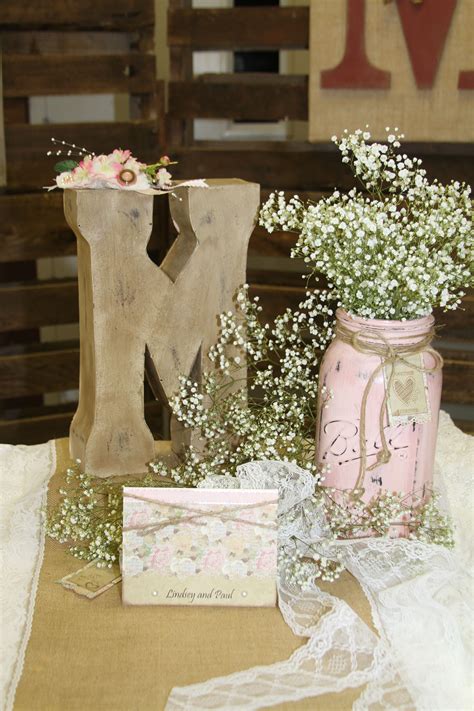 Transparent favor boxes (from $7 for 10) winter favor labels ($1 each) honey graham crackers ($18 for 4 boxes) chocolate bars ($19 for a set of 36) marshmallows (from $8 for 1 bag) from: 28 Best And Beautiful Rustic Wedding Centerpieces On a Budget | Bridal shower decorations rustic ...