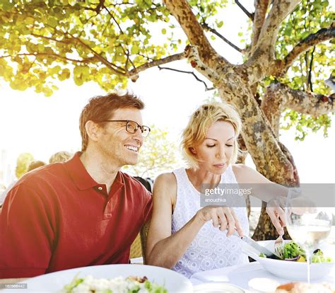Joli Couple Dâge Mûr En Repas Dans Un Restaurant Photo Getty Images