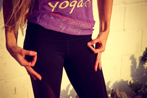 7 Best Yoga Pants For Women Shelf
