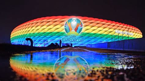 Drei spieler stehen bei der deutschen mannschaft am ball, bevor havertz abschließt, halbhoch spiel der em 2020: EM 2021: Regenbogenfarben zum Spiel Deutschland gegen ...
