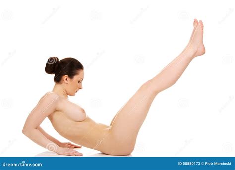 Donna Nuda In Una Posa Artistica Di Yoga Immagine Stock Immagine Di Isolato Femminile