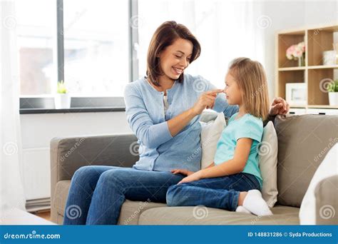 Madre E Hija Que Se Sientan En El Sof En Casa Foto De Archivo Imagen