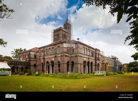 Main Building Of The University Of Pune Stock Photo Alamy