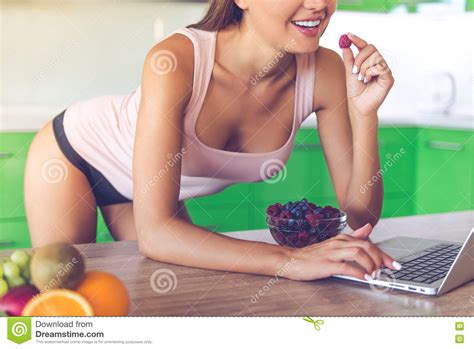 Belle Fille Sexy Dans La Cuisine Image Stock Image Du Mangez