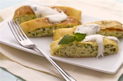 Rosolate la cipolla in una padella. CRESPELLE o CREPES SALATE SEMPLICI o PIEGATE A VENTAGLIO ...