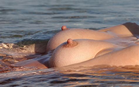 Wallpaper Karo E Nude Beach Pretty Nipples Wet Water Tits Erect Nipples Peitos Desktop